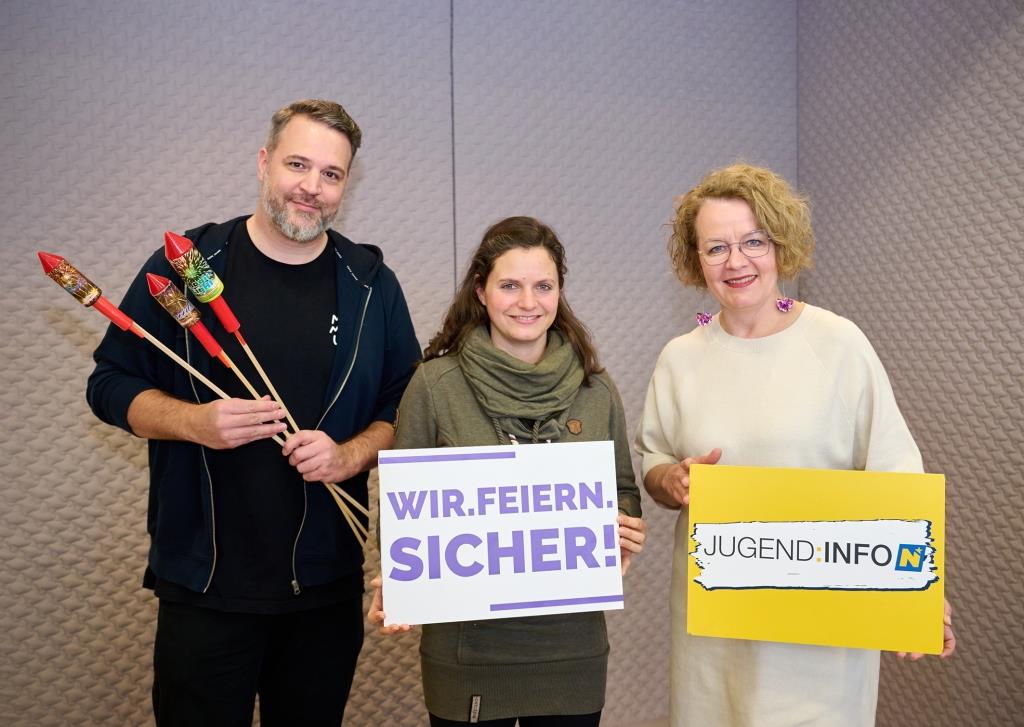 NÖ Jugend-Landesrätin Christiane Teschl-Hofmeister (rechts) appeliert gemeinsam mit Michael und Alexandra von der Jugend:info NÖ zu einer sicheren und verantwortungsvollen Feierkultur (Bildquelle: NLK/Pfeiffer)