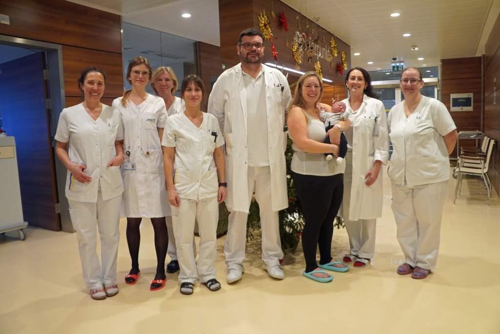 Neujahrsbaby NÖ kommt aus dem LK Amstetten – Das Team gratuliert:DGKP Daniela Eckert, DGKP Ricarda Amersin, DGKP Heidemarie Raßpotnig, DGKP Martina Bartunek, OA Dr. Alexander Höllmüller, Ass. Dr. Carina Schindlegger, Hebamme Michaela Wagner (Bildquelle: LK Amstetten)