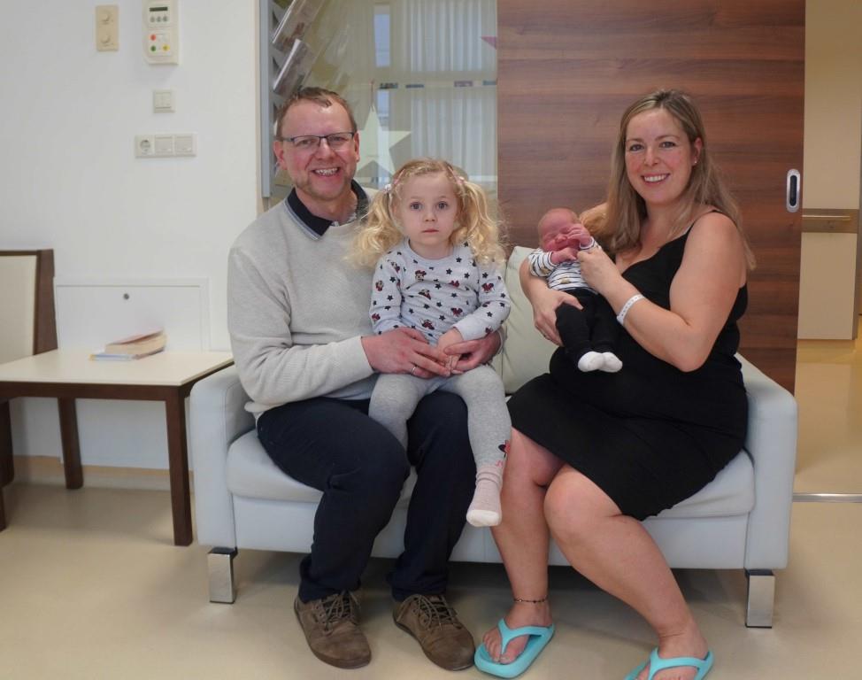 Niederösterreichs Neujahrsbaby 2025: Gerald und Sandra Tagwerker mit dem kleinen Frederik und der großen Schwester Carla (Bildquelle: LK Amstetten)