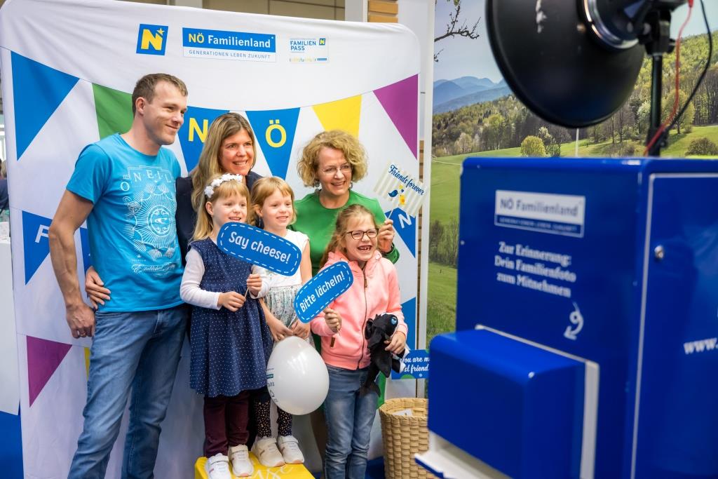 Familien-Landesrätin Christiane Teschl-Hofmeister mit Katharina, Valentina, Carolina, Paulina und Marian Paul bei der Familienmesse FAMILY+ 2024