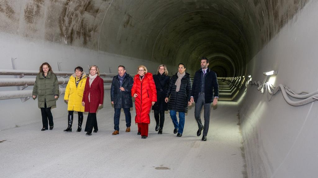 Bei der Besichtigung im Rahmen der Tunneldurchschlagsfeier des ÖBB Semmering Basistunnel (v.l.n.r.): Landesrätin Claudia Holzer und LH-Stellvertreterin Manuela Khom aus der Steiermark, Ministerin Leonore Gewessler, Projektleiter Gerhard Grobiet, Landeshauptfrau Johanna Mikl-Leitner, Finanzvorständin ÖBB Holding Manuela Waldner, ÖBB Infrastruktur Vorständin Judith Engel und LH-Stellvertreter Udo Landbauer