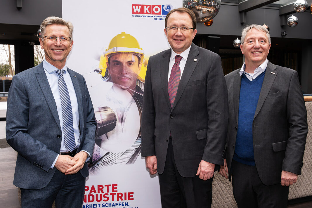 (v.l.n.r.): WKNÖ-Industriespartenobmann Helmut Schwarzl, Bürgermeister Matthias Stadler und WKNÖ-Industriespartengeschäftsführer Alexander Schrötter (Foto: Andreas Kraus)