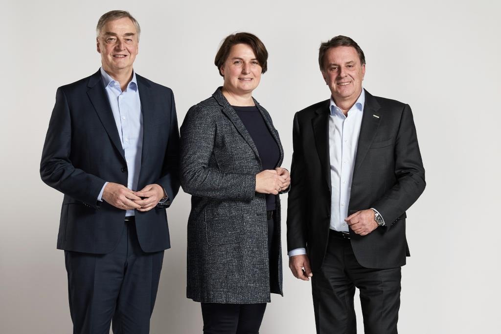 (v.l.n.r.): WIFI NÖ-Institutsvorstandsvorsitzender Christian Moser, WIFI NÖ-Institutsleiterin Michaela Vorlaufer und WKNÖ-Präsident Wolfgang Ecker freuen sich auf das Weiterbildungsjahr 2025 (Bildquelle: Michael Liebert)