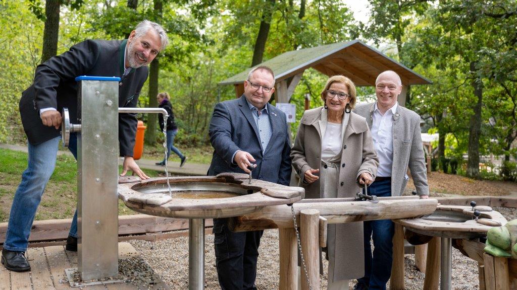 (v.l.n.r.): Gerhard Stark, Geschäftsführer Amethyst Welt Maissau, Franz Kloiber, Bürgermeister der Stadtgemeinde Maissau, Landeshauptfrau Johanna Mikl-Leitner und ecoplus Geschäftsführer Helmut Miernicki