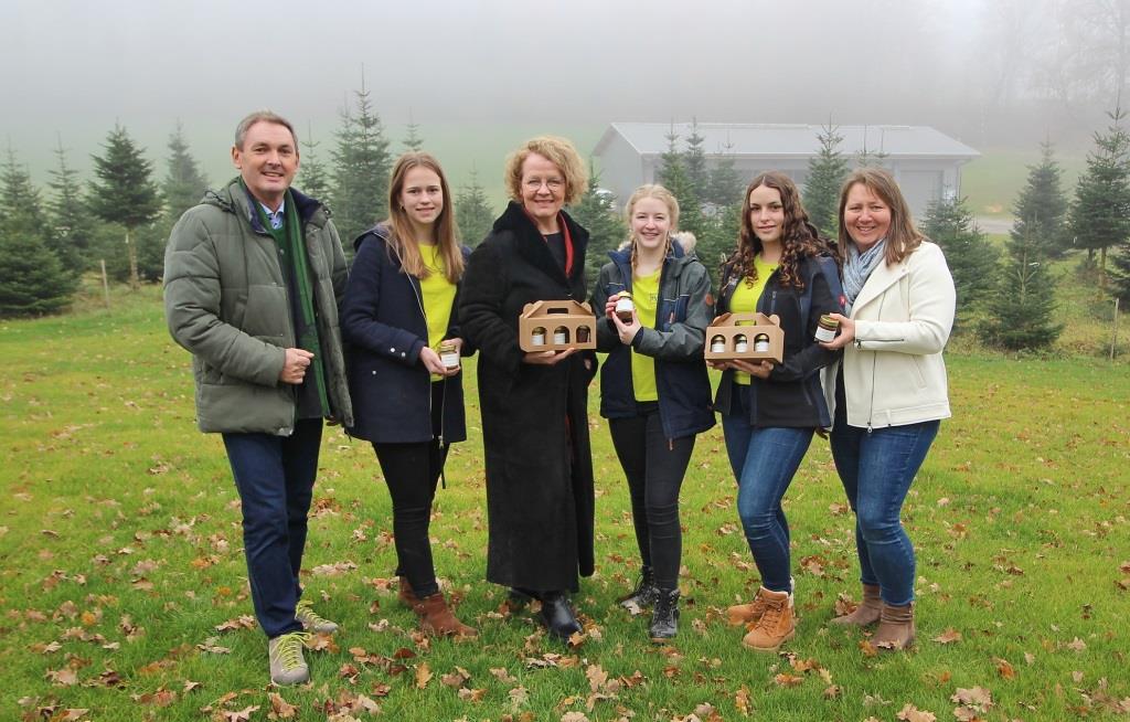 (v.l.n.r.): Direktor Josef Sieder, Schülerin Laura Dirnberger, Bildungs-Landesrätin Christiane Teschl-Hofmeister, Schülerin Anna Hubmayr, Schülerin Hannah Themeßl und Abteilungsvorständin Gabriele Roitner-Blamauer mit den selbst erzeugten Senfvariationen (Bildquelle: Michael Postl)