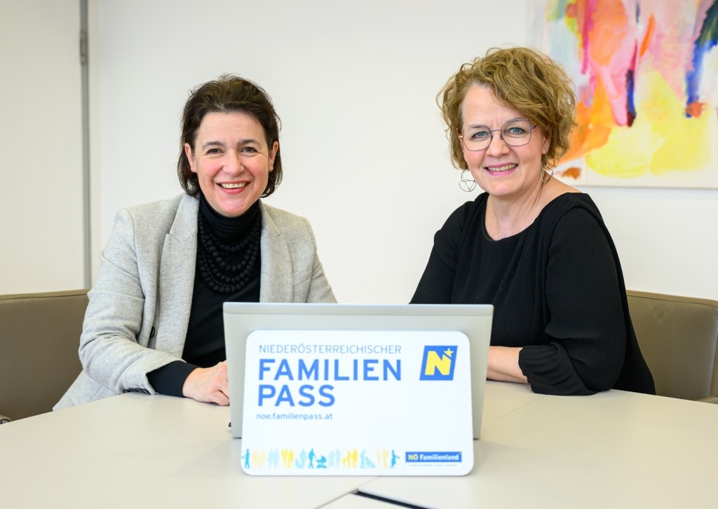 Familien-Landesrätin Christiane Teschl-Hofmeister und NÖ Familienland-Geschäftsführerin Barbara Trettler freuen sich über die kostenlose Lernbegleitung (Foto: NLK / Burchhart)