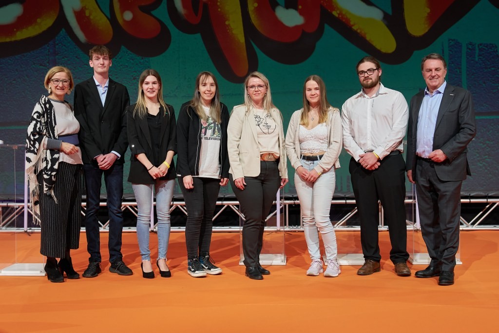 (v.l.n.r.): Landeshauptfrau Johanna Mikl-Leitner (l.) und WKNÖ-Präsident Wolfgang Ecker (r.) gratulierten Jakob Pöhacker (TEST-FUCHS GmbH), Mariella Sophie Raml (Alfred Trepka GmbH), Hanna Müller (Moni's Farbkasten), Daniela Böhm (Bundesamt für Eich- und Vermessungswesen), Viola Kern (Welser Profile Austria GmbH) und Codrut Darius Sala (Welser Profile Austria GmbH), v.l., zum Lehrabschluss mit ausgezeichnetem Erfolg. Sie nahmen die Glückwünsche stellvertretend für alle 783 Lehrlinge entgegen, die ihre Ausbildung zwischen Dezember 2023 und einschließlich November 2024 mit Auszeichnung abgeschlossen haben. (Foto: Philipp Monihart)