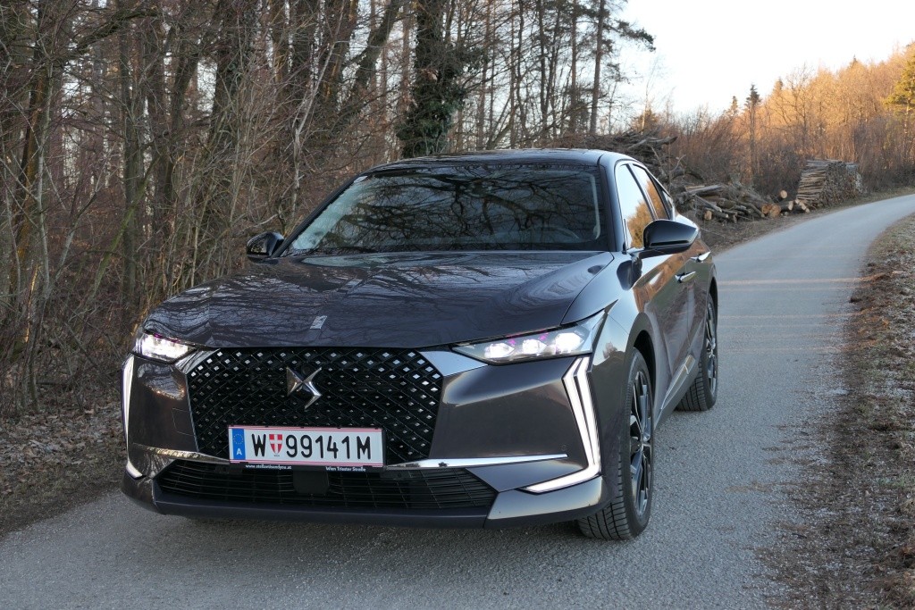 Der DS 4 E-TENSE 225 Plug-In-Hybrid in der Sonderedition 