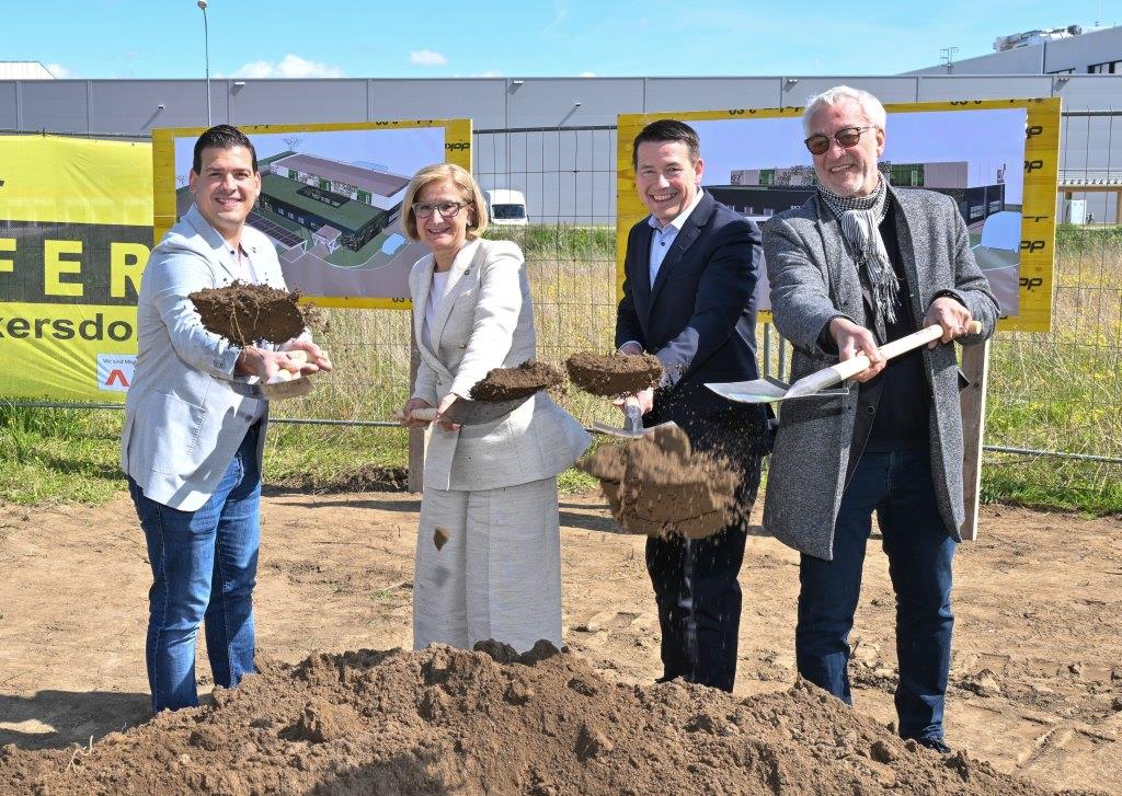 Spatenstich KFZ-Prüfstelle im ecoplus Wirtschaftspark Wolkersdorf (v.l.n.r.): Bürgermeister Dominic Litzka, Landeshauptfrau Johanna Mikl-Leitner, ecoplus Aufsichtsrat LAbg. Kurt Hackl und Architekt Manfred Staudinger