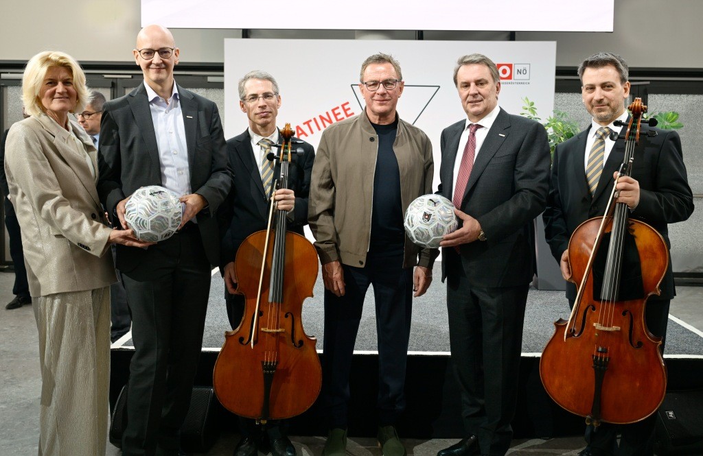 Die Wirtschaftskammer NÖ rund um Präsident Wolfgang Ecker lud zur „Matinee mit Zuversicht“ mit ÖFB-Teamchef Ralf Rangnick. Dabei trafen am Flughafen Wien geballte wirtschaftliche und sportliche Führungskompetenz auf die musikalische Kunst der NÖ Tonkünstler. - Im Bild v.l. WKNÖ-Direktor-Stellvertreterin Alexandra Höfer, WKNÖ-Direktor Johannes Schedlbauer, NÖ Tonkünstler Martin Först, WKNÖ-Präsident Wolfgang Ecker, ÖFB-Teamchef Ralf Rangnick und NÖ Tonkünstler Martin Dimov. Foto: WKNÖ