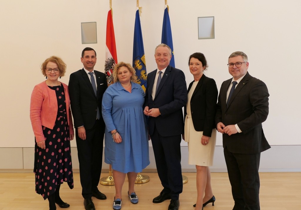 (v.l.n.r.) Landesrätin Christiane Teschl-Hofmeister, das neue Vorstandsteam Bernhard Kadlec, Elisabeth Bräutigam und Gerhard Dafert, Aufsichtsratsvorsitzende Susanne Höllinger und Landesrat Ludwig Schleritzko (Foto: Thomas Resch)