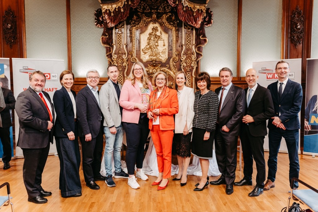 (v.l.): Hans Ebner, Rotkreuz-Präsident NÖ, Moderation Sandra Baierl, Michael Höllerer, Generaldirektor Raiffeisen-Holding NÖ-Wien, Sascha Hofmann von der Babybär Kollektion, Corinna Hintenberger, Next Generation Award-Gewinnerin, Landeshauptfrau Johanna Mikl-Leitner, Maria Großbauer, Geschäftsführerin Stadttheater Wiener Neustadt, Karin Meier-Martetschläger, Pfandleihanstalt Martetschläger, Wirtschaftskammer NÖ-Präsident Wolfgang Ecker und die Bundesminister a.D. Martin Kocher und Gunter Mayr (Foto: Moritz Scheer)