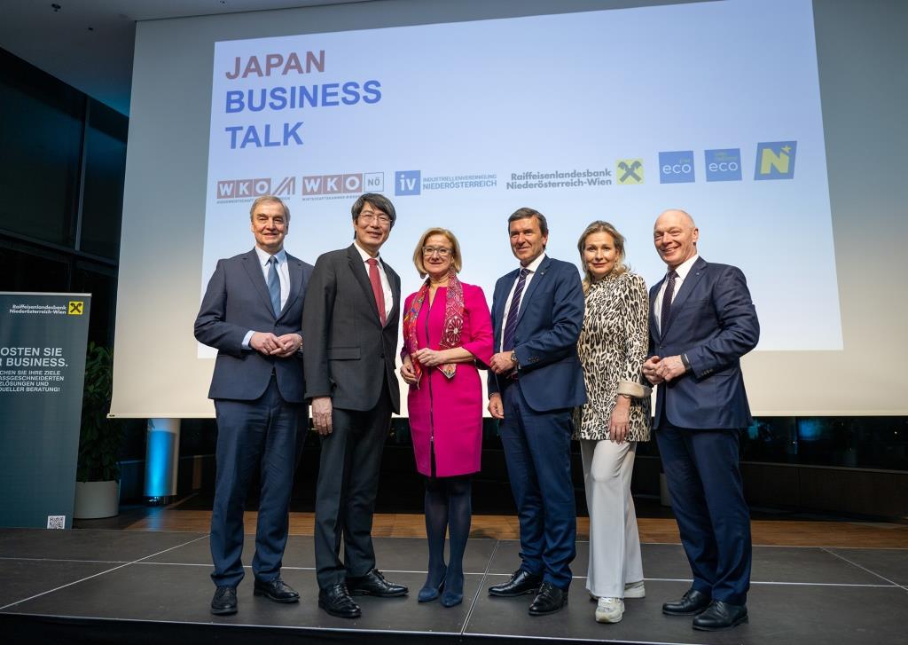 (v.l.n.r.): Christian Moser, Vizepräsident der Wirtschaftskammer Niederösterreich, S.E. Kiminori Iwama, japanischer Botschafter, Landeshauptfrau Johanna Mikl-Leitner, Reinhard Karl, Generaldirektor-Stellvertreter Raiffeisenlandesbank NÖ-Wien, Michaela Roither, Geschäftsführerin der Industriellenvereinigung Niederösterreich und ecoplus Geschäftsführer Helmut Miernicki