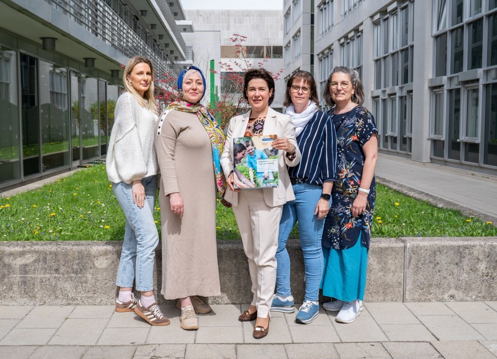 (v.l.n.r.): Die Teilnehmerinnen Orlanda Necker und Marina Gazmagomadova gemeinsam mit Barbara Trettler, Geschäftsführerin der NÖ Familienland GmbH, sowie den Kursteilnehmerinnen Andrea Halbertschlager und Silvana Neubauer (Foto: NÖFAM)