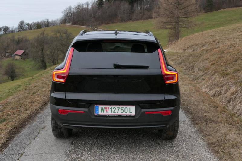 Der Volvo EX40 Single Motor Extended Range in der Black Edition im Guten Tag Österreich Autotest (Bildquelle: Thomas Resch)